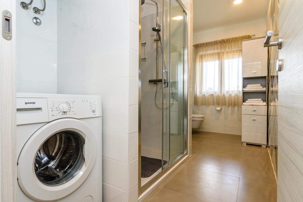 מרינה Apartmani Marko I Ana מראה חיצוני תמונה