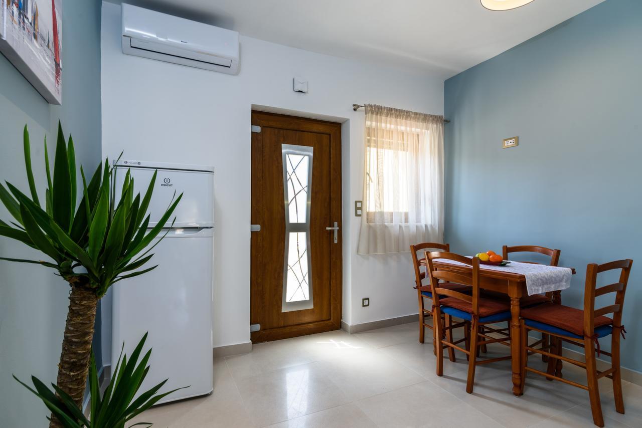 מרינה Apartmani Marko I Ana מראה חיצוני תמונה