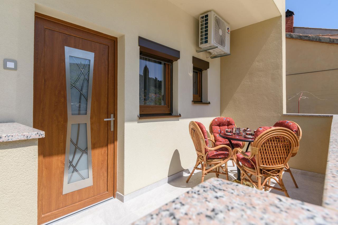 מרינה Apartmani Marko I Ana מראה חיצוני תמונה