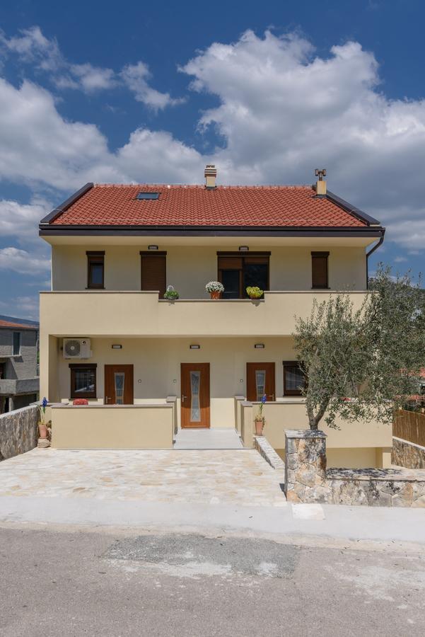 מרינה Apartmani Marko I Ana מראה חיצוני תמונה